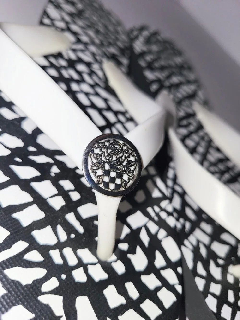 NWOT Vince Camuto Black & White Abstract Flip Flop Thong Sandal Large 8.5-9